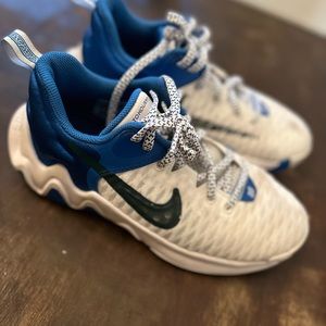 Youth basketball shoes